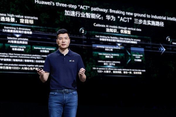Huawei'nin Kıdemli Başkan Yardımcısı ve Kurumsal Satış Başkanı Leo Chen,