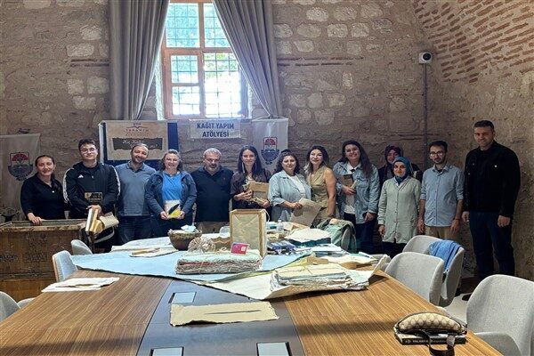 Kâğıt Müzesi ekibi ve müze görevlileri, kâğıdın tarihsel serüvenini anlatarak