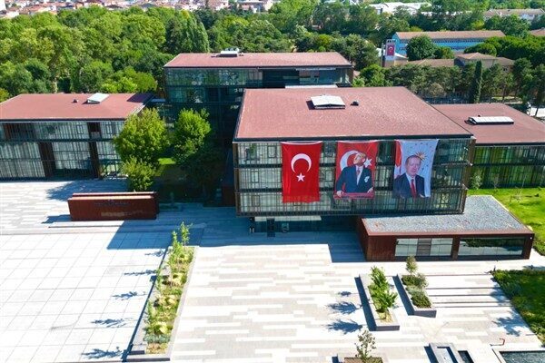 İnegöl Belediyesi, öğrencilere yönelik kırtasiye destekleri gerçekleştiriyor. Yeni eğitim öğretim