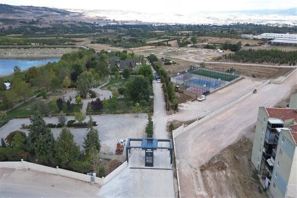 Yenileme çalışmasını yerinde incelemek için ilçe protokolü ziyarette bulundu. Protokol