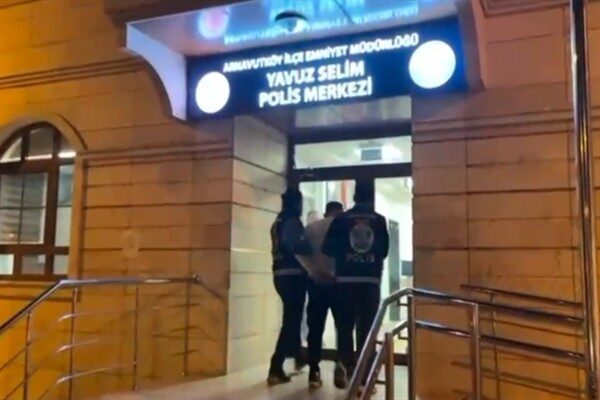 İçişleri Bakanı Yerlikaya, İstanbul’da trafikte tartıştığı sürücüye taşla saldıran şahısın yakalandığını