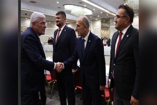 Kaya’nın açıklamasında, parti içinde ve dışında yapılan bazı eleştirilere yönelik