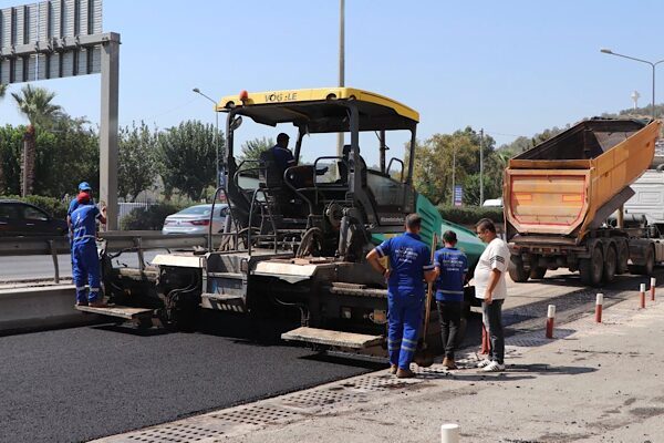 İzmir Büyükşehir Belediyesi, kentin yollarını yenilemek için ilçe ilçe asfalt