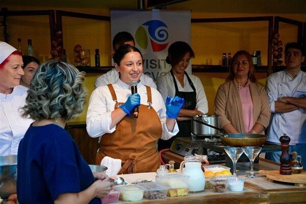Festivale İzmir Büyükşehir Belediye Başkanı Dr. Cemil Tugay ve eşi