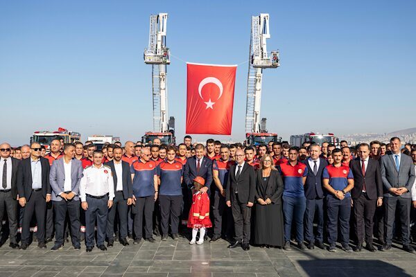 İzmir’de 102’nci İtfaiye Haftası, Cumhuriyet Meydanı’nda düzenlenen törenle başladı. İzmir
