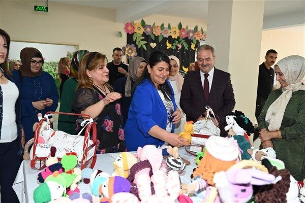 Kadın kursiyerler tarafından hazırlanan el ve makine nakışı ürünleri, el