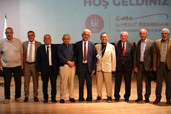 Keçiören Belediyesi’nin ev sahipliğinde düzenlenen “Medeniyetimizin Mayası Ahilik” konulu konferans,