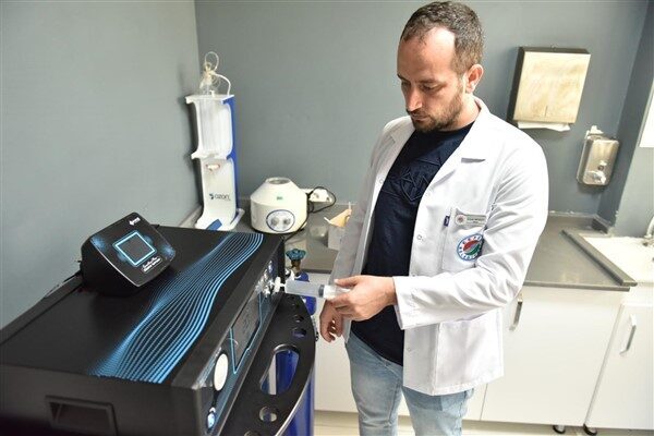 Kepez Belediyesi, ozon tedavisini Belediye Sağlık Merkezi’nde vatandaşlarla buluşturuyor. Sağlık