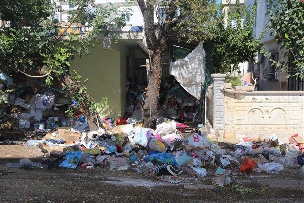 Beşkonaklılar Mahallesi 4409 Sokak’ta uzun süredir sorun yaratan çöp ev,