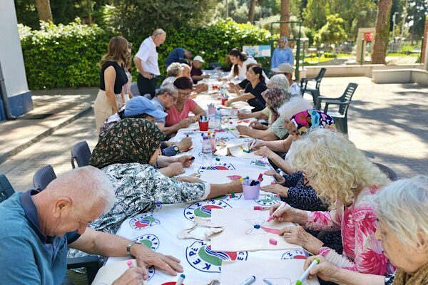 Kepez Belediyesi tarafından Dünya Alzheimer Farkındalık Günü’nde Alzheimer hastaları ve