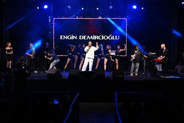 Kepez’in 2. Uluslararası Kültür Festivali, uluslararası gösteri ekiplerinin sahne performansları,