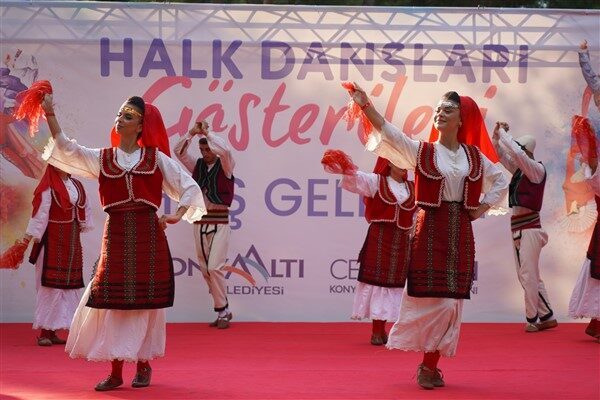 Etkinliğe, Konyaaltı Belediyesi Halk Oyunları Topluluğu’nun yanı sıra Sakarya, Estonya,