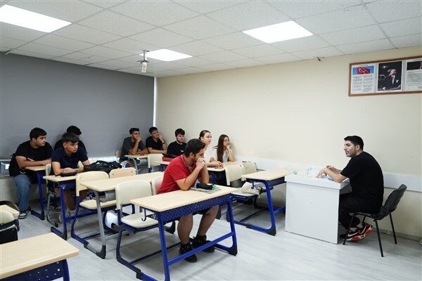 Konyaaltı, bünyesinde hizmet veren Gürsu Etüt Merkezi’ndeki ücretsiz kurslarıyla öğrencileri