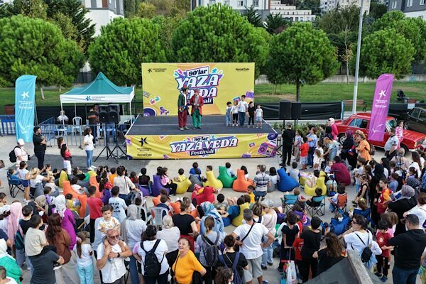 Küçükçekmece Belediyesi tarafından, Menekşe Parkı’nda 90’lar temalı Yaza Veda Festivali
