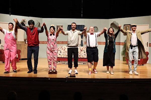 Yönetmenliğini Yasin Namaz’ın yaptığı, Erkan Gündüz’ün kaleme aldığı oyun, vatandaşlardan