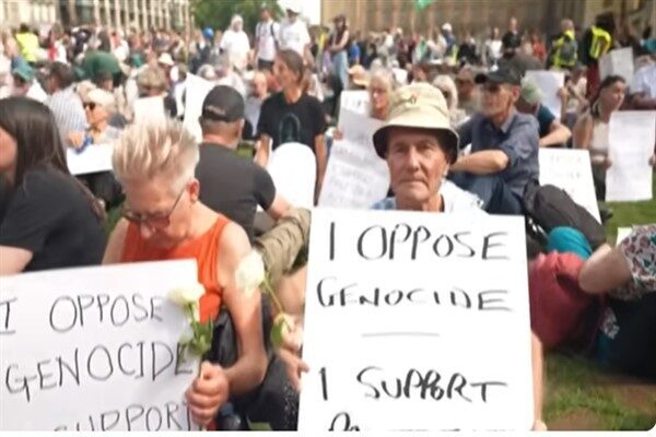 Londra polisi, dün Westminster'daki Parlamento Binası önünde miting düzenleyen yüzlerce