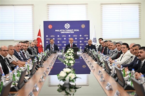 Toplantı, alanlarında başarılı olan akademisyenlere plaket takdimiyle başladı. Ardından konuşan