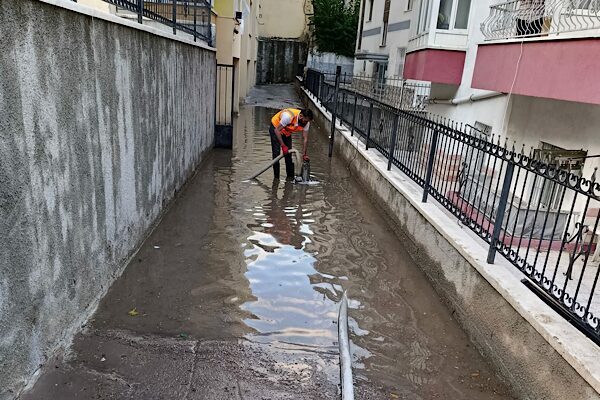 Mamak Belediyesi ekipleri, öğlen saatlerinde etkili olan sağanak yağışın ardından
