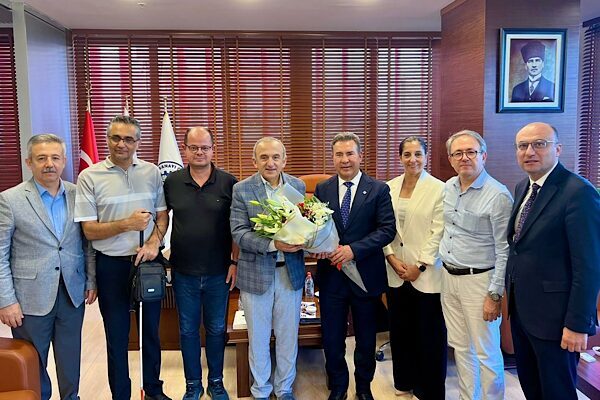 Manisa Kent Konseyi Başkanı Hakkı Bayraktar ve Yürütme Kurulu üyeleri