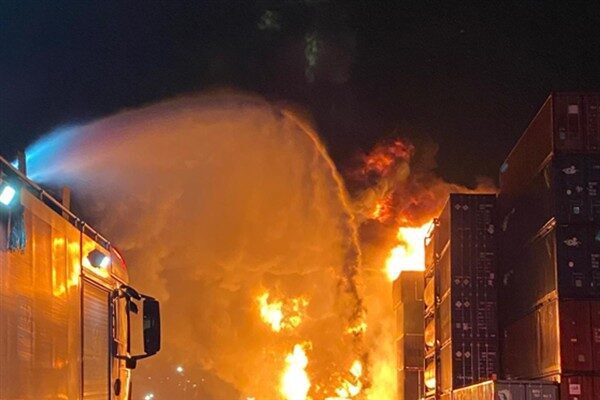 İzmir'in Aliağa ilçesinde faaliyet gösteren Nemport Limanı’nda sabaha karşı 04.00