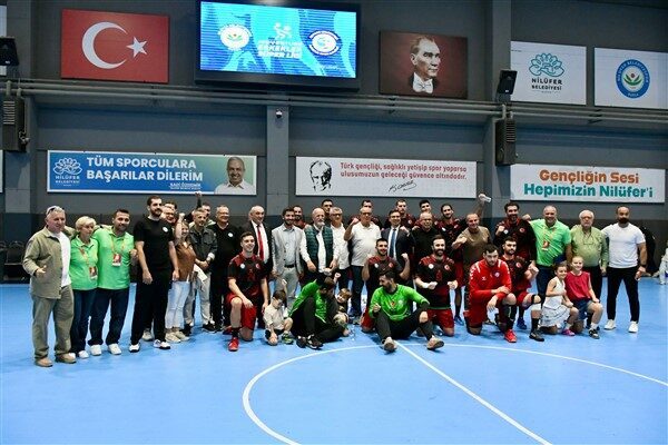 Üçevler Spor Tesisi’nde oynanan karşılaşmayı Nilüfer Belediye Başkan Yardımcıları Mahmut