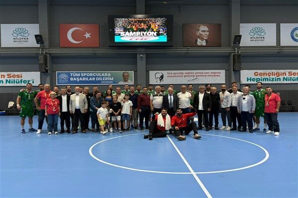 Nilüfer Belediyesi Üçevler Spor Tesisi’nde oynanan karşılaşmayı  Nilüfer Belediye Başkanı
