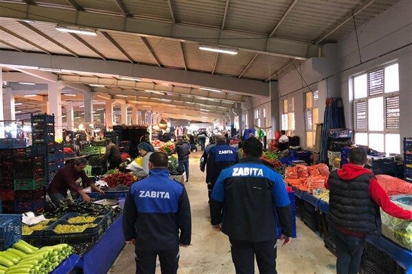 Sabahın erken saatlerinden itibaren sahaya çıkan zabıta ekipleri, temizlik ve