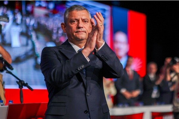 Cumhuriyet Halk Partisi (CHP), "Darbeye ve kayyıma hayır" sloganıyla 22.