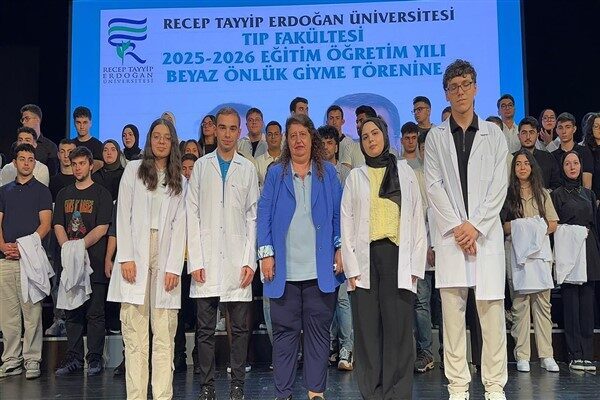 Program, saygı duruşu ve İstiklal Marşı’nın okunmasıyla başladı. Ardından üniversite