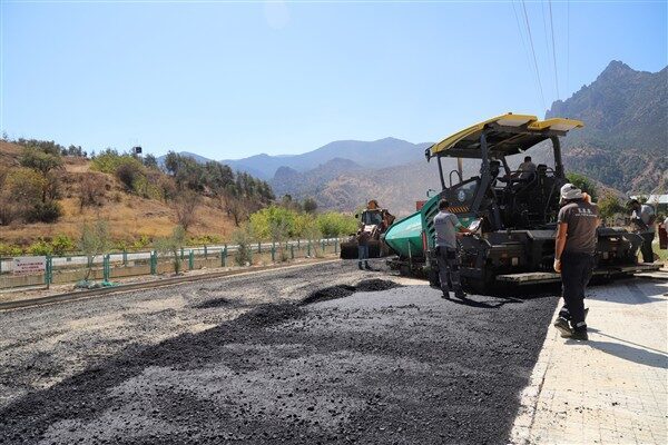 Büyükşehir Belediyesi Yol Yapım Bakım ve Onarım Dairesi Başkanlığı ekipleri,
