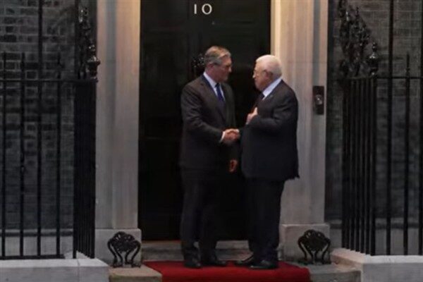 Filistin Devlet Başkanı Mahmud Abbas ve İngiltere Başbakanı Keir Starmer,
