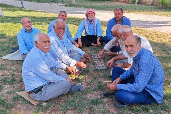 İlçedeki park ve bahçelerde bir araya gelen yaşlılar, hem zihin