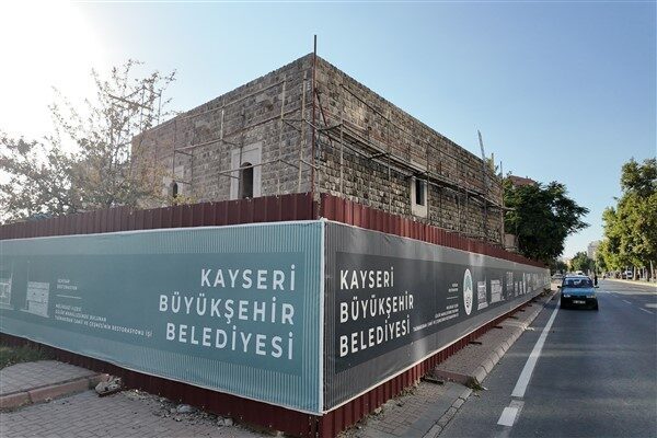 Melikgazi ilçesinde bulunan ve 16’ncı yüzyılda inşa edilen Tasmakıran Camii’nde