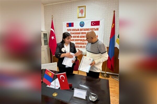 Tefenni Belediye Başkanı Ümit Alagöz ve Altay Sumi Belediye Başkanı