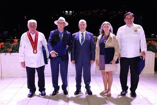 Bursa Büyükşehir Belediye Başkanı Mustafa Bozbey de eşi Seden Bozbey