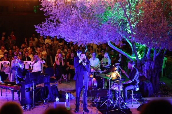 İzmir Büyükşehir Belediyesi Ahmed Adnan Saygun Sanat Merkezi, “Zeytin Altında