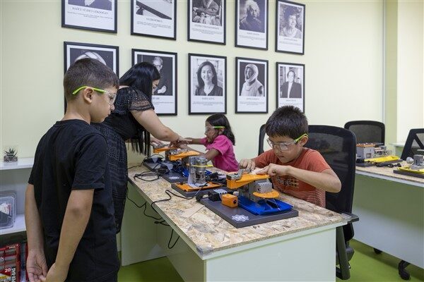 Toroslar Çocuk Kampüsü’nde yer alan atölyelerden bir tanesi olan ‘Tasarım