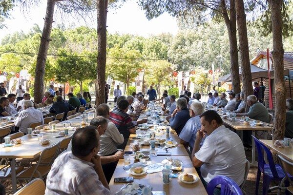 Tarsus Gençlik Kampı’nda gerçekleşen etkinlikte, davul-zurna eşliğinde halaylar çekildi. Gezi