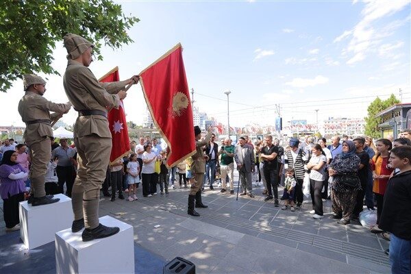 Müzeleri ücretsiz olarak halka açan ve festival alanına otobüs seferleri