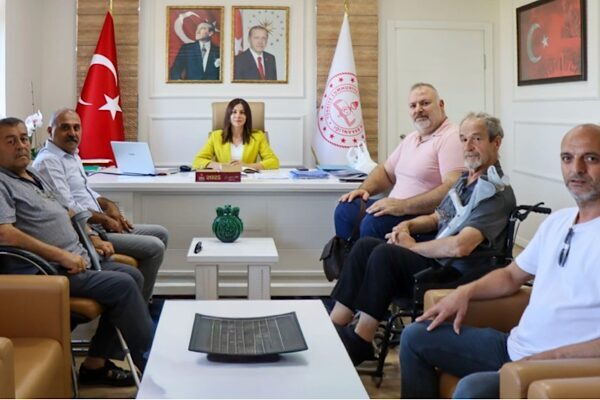 Türkiye Sakatlar Derneği Çanakkale Şube Başkanı Ümit Burunlular ve yönetim