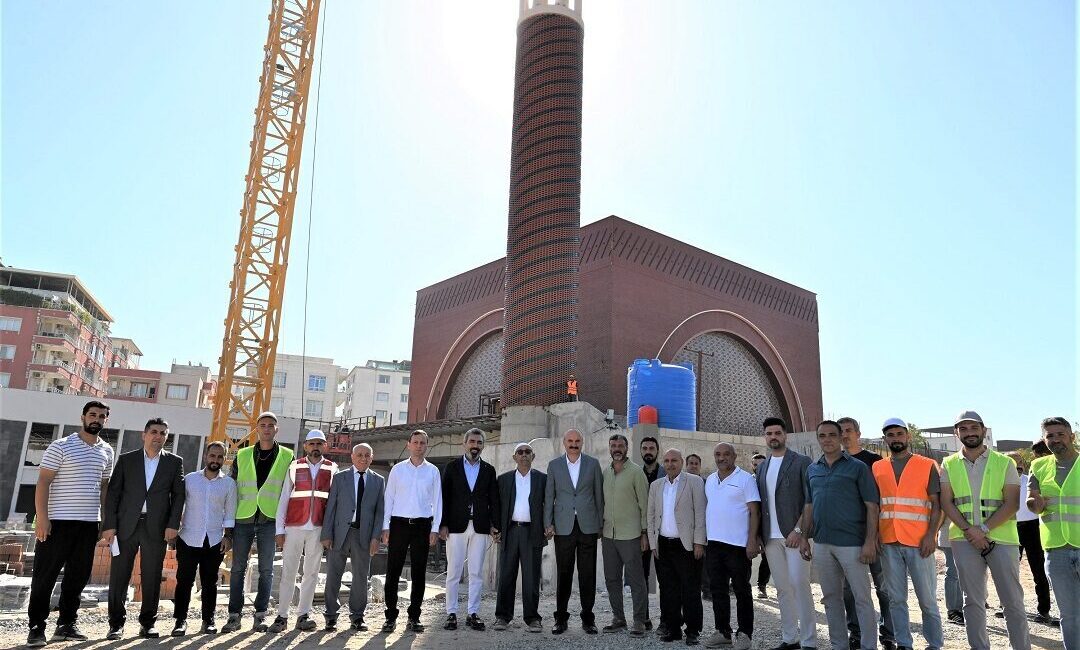 İnceleme sırasında Vali Canalp’e; Vali Yardımcısı ve Batman Belediye Başkan