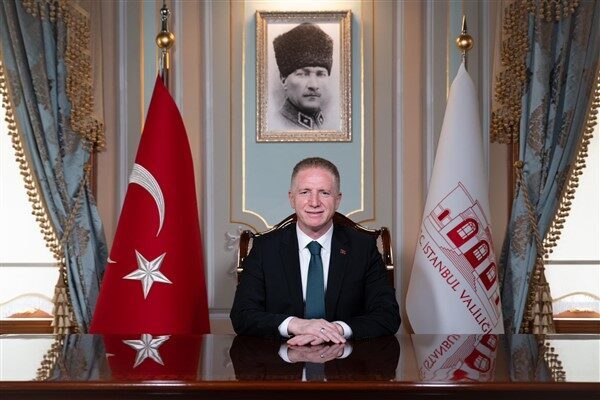 Vali Gül Fatih'te bulunan Ahmet Rasim Anadolu Lisesi'ni ziyaret ederek