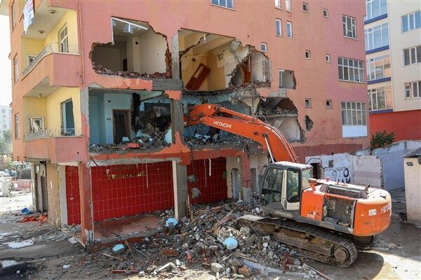 Büyükşehir Belediyesi kentin önemli caddelerinden biri olan Fevzi Çakmak Caddesi’ndeki