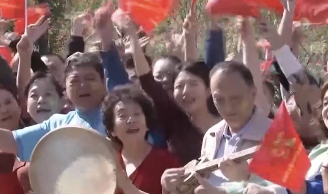 ÇKP’ye minnettarlıklarını dile getiren bölge halkı, ÇKP’yi takip ederek Çin
