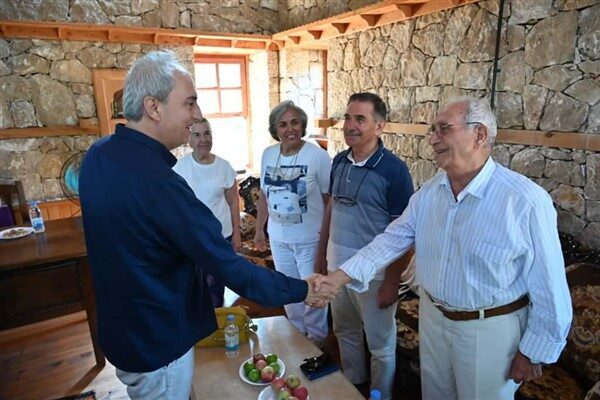 Kepez Belediye Başkanı Mesut Kocagöz, farklı meslek ve yaş gruplarından