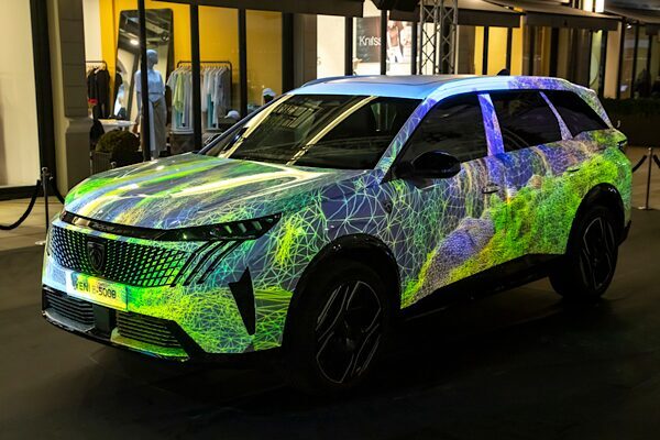 Peugeot, yeni elektrikli SUV modeli E-5008’i sanat ve teknolojiyle buluşturan özel