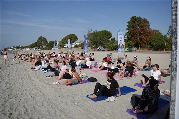Yoga seansı, eğitmen Gamze Yaman liderliğinde gerçekleştirildi. Güneşin doğuşuyla birlikte