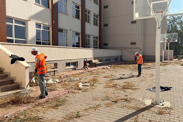 Yenimahalle Belediyesi Park ve Bahçeler Müdürlüğü ekipleri, yeni eğitim-öğretim dönemi
