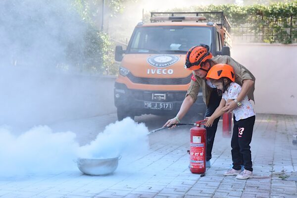 Yıldırım Belediyesi Afet İşleri Müdürlüğü ekipleri, Yangından Korunma Haftası kapsamında