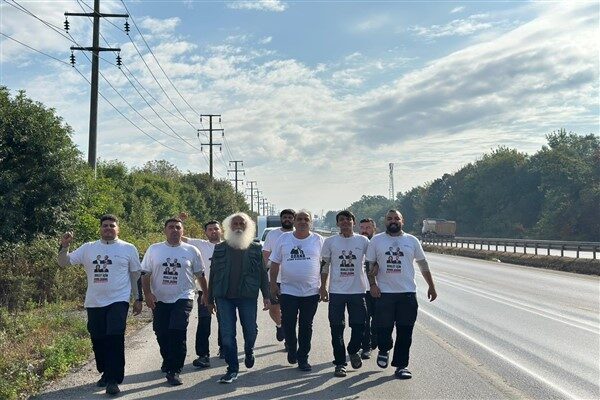 Gençlere Hendek’te sanatçı Süavi destek verdi. Bir süre gençlerle birlikte
